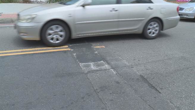 桃园市中坜区培英路殡葬业林立，有业者抱怨路面难行。（谢美英提供／蔡明亘桃园传真）