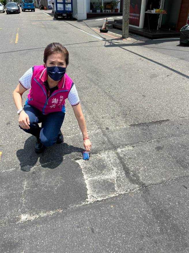 市议员谢美英呼吁权责单位应重视培英路交通路面问题。（谢美英提供／蔡明亘桃园传真）