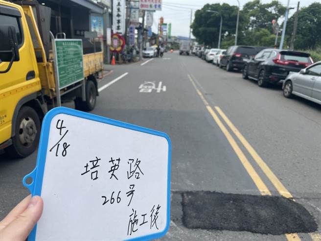 谢美英举例，培英路266号前坑洞自3月起平均每月都修补一次。（谢美英提供／蔡明亘桃园传真）