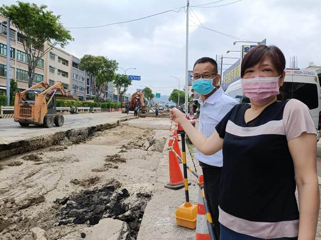 丰原大道7段施工影响店家生意，市议员陈清龙接获陈情前往会勘。（陈淑娥摄）