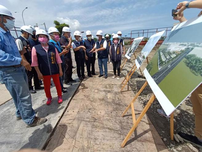 台中市清水國民暨兒童運動中心今年初開工，議長張清照14日邀集相關單位實地會勘，並表示希望能加速工程，在品質保證下提早完工，讓民眾早點享受優質運動設施。（圖/ 中央社）