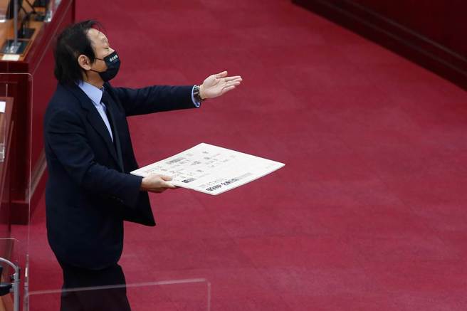 台北市长柯文哲14日赴议会施政报告，民进党议员王世坚指出，柯曾发心要为台东偏乡医疗做点事，赠送卸任当天台北往台东的火车票，上面还有「数字密码」，请柯文哲好好解读看看。（邓博仁摄）