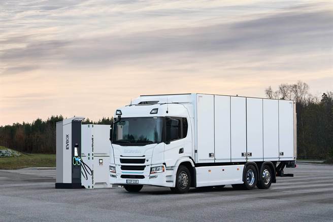 台泥所屬台灣通運倉儲，向瑞典卡車龍頭SCANIA訂購兩輛26噸級純電動大貨車，拚第四季掛牌上路，將創亞太區域營運首例。(圖：台泥提供)
