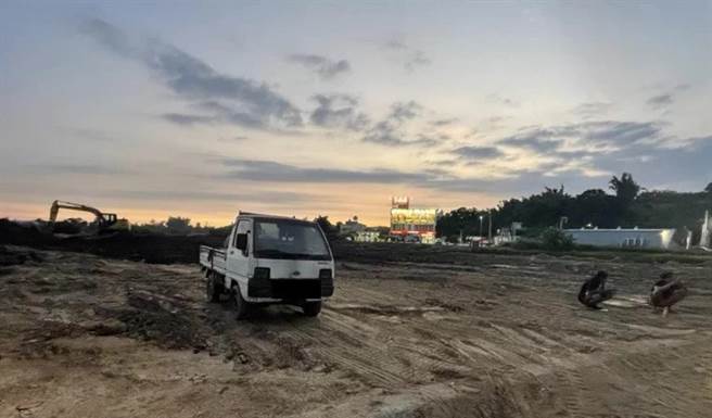 赖姓男子随意倾倒鸡粪遭举发。（翻摄照片／李京升苗栗传真）