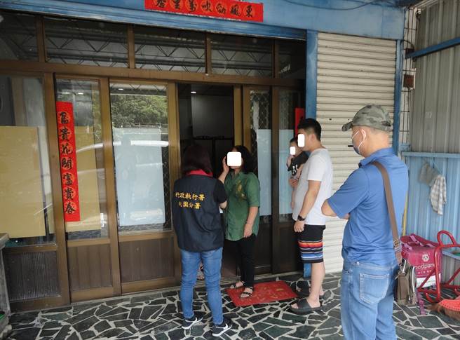 法务部行政执行署桃园分署近日发现桃园市大溪区12岁黄姓男童，名下车辆因积欠使用牌照税被移送执行，到场发现竟是家暴受害者。（翻摄照片）