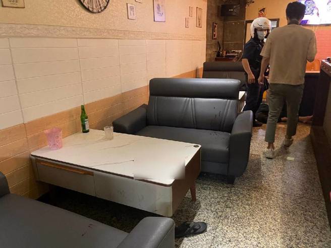 台中知名爌肉飯鬥毆，為了2百啤酒錢沒人出 ，4好友上演大亂鬥。(民眾提供)