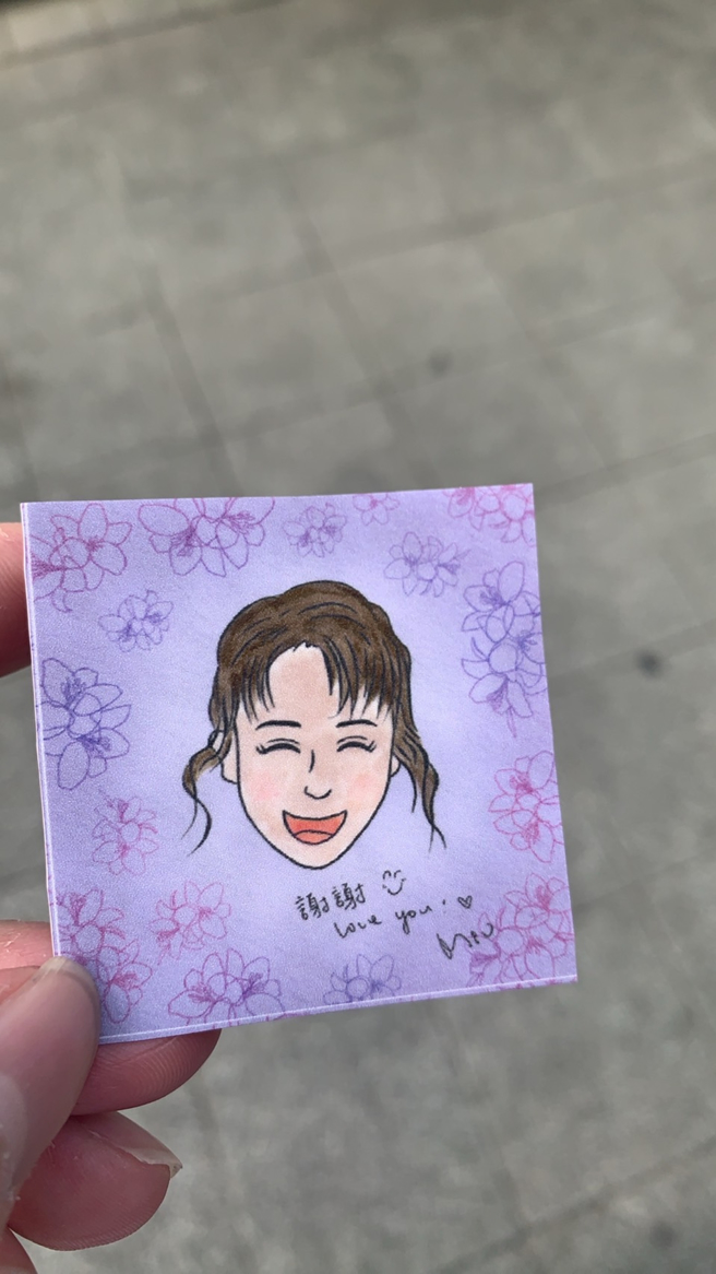 Lulu分發朱俐靜表妹繪製貼紙。（圖／曾信翰攝）