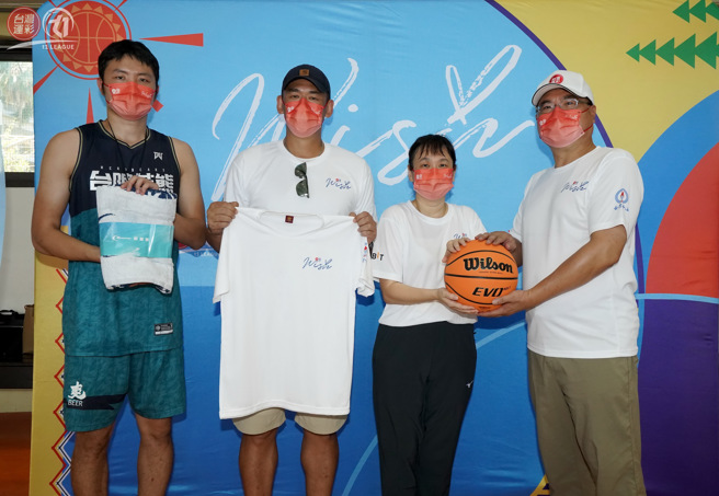 台灣運彩副總經理蔡明哲（右一）和T1聯盟秘書長張運智（左二）代表致贈運動相關用品，送給壯圍國中籃球隊。（T1提供）