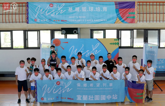 T1 Wish希望列車首站前進壯圍國中。（T1提供）