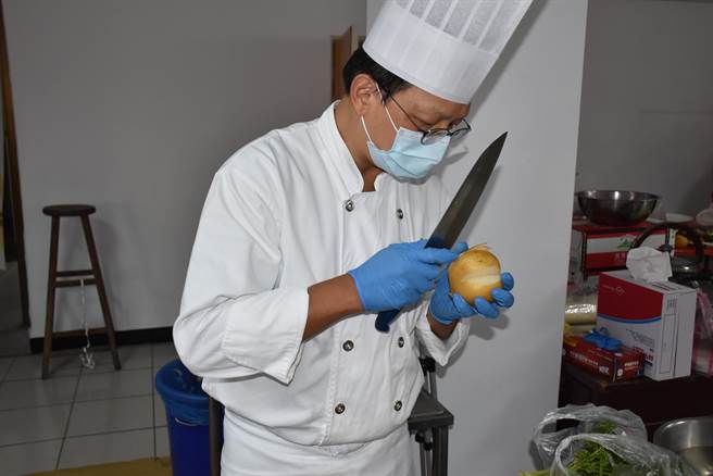 前圆山空厨名师张连峯现场示范高接梨果雕技术。（谢明俊摄）