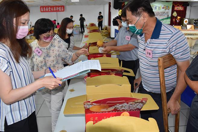 今年三湾乡丰水梨评鑑比赛请来中兴大学教授及农改场专长担任。（谢明俊摄）