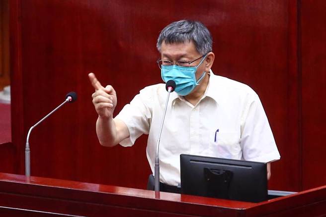 欧美各国近来相继检出Omicron新型亚变种BA.4及BA.5，科学家警告，其传染力更强且具强大免疫逃脱能力，台北市长柯文哲14日进行卸任前最后一次议会施政报告，谈起台北市的防疫，表示BA.4及BA.5不可忽视，估计台湾40天后会有问题，需要整顿防疫系统随时备战。（邓博仁摄）