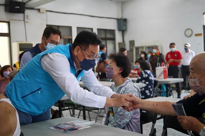 国民党新竹市长参选人林耕仁14日赴水源社区关怀站慰问社区长辈。（林耕仁团队提供／王惠慧新竹传真）