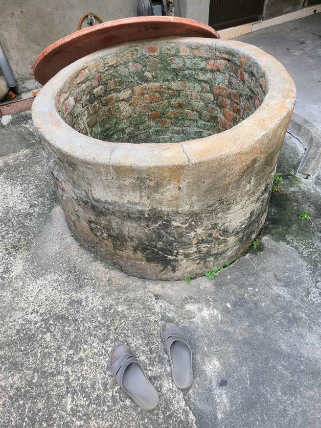 井口旁还留有一双疑似陈男的拖鞋。（高市鼓山分局提供／袁庭尧高雄传真）