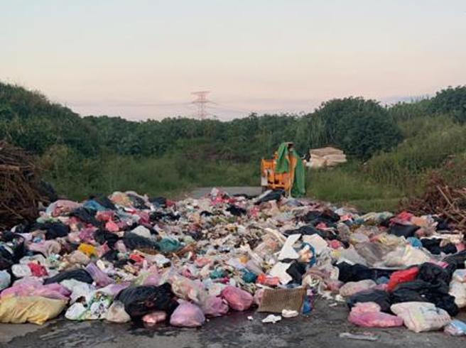 云林县麦寮乡公所清洁队13日下午照常收垃圾，突然林姓女子告知误将现金新台币10万元和文件当垃圾丢弃，清洁队派出小山猫和人力协助，在5公吨垃圾山中找了逾1小时后寻获，眾人开心不已。（图/ 中央社）