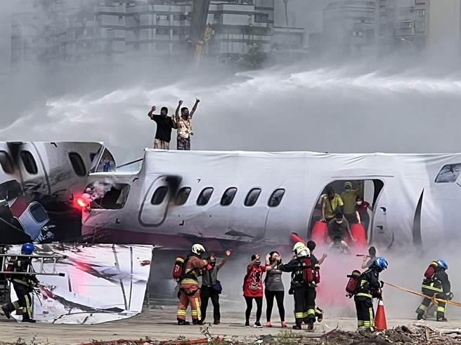 客機遇襲模擬狀況。（李奇叡攝）