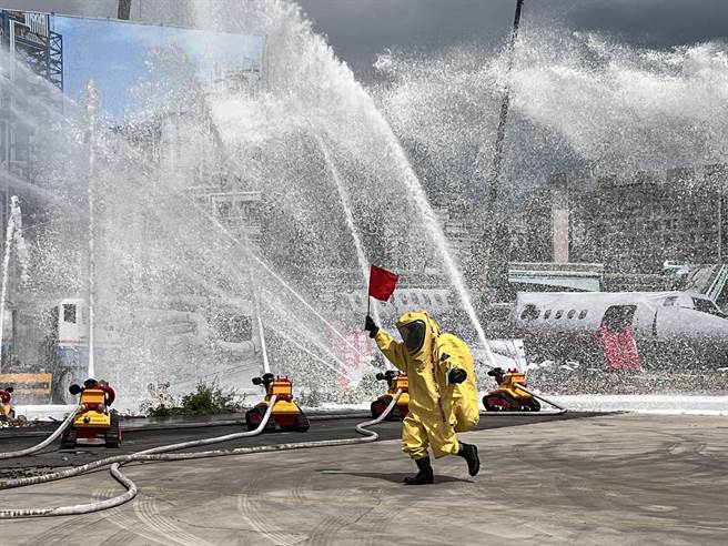 現場人員進行毒化災搶救。（李奇叡攝）