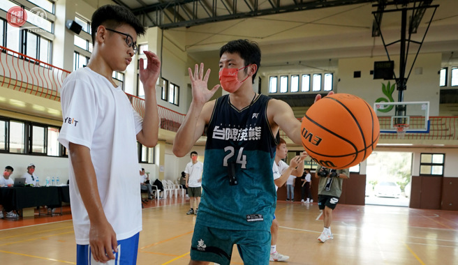 台啤英熊球星朱亿宗（右）化身铁血教头，细心指导小球员。 （台湾运彩xT1联盟提供）