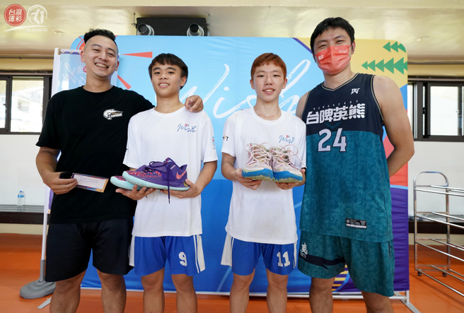 郑玮（左）与朱亿宗（右）都将自己脚上的实战球鞋送给心目中的MVP小球员。 （台湾运彩xT1联盟提供）