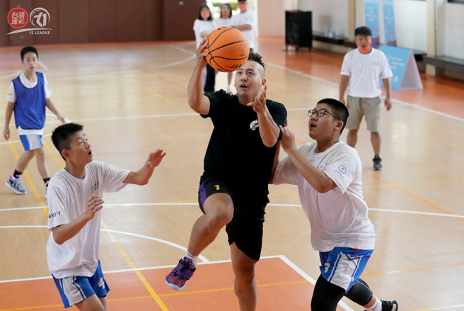 桃园云豹球星郑玮（中）技痒下场小试身手。 （台湾运彩xT1联盟提供）