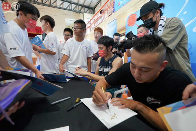 活动尾声郑玮和朱亿宗还当场开起小签名会。（台湾运彩xT1联盟提供）