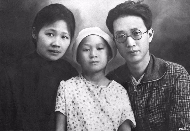 图为瞿秋白从德国返回莫斯科时与夫人杨之华及女儿瞿独伊合影。（新华社）