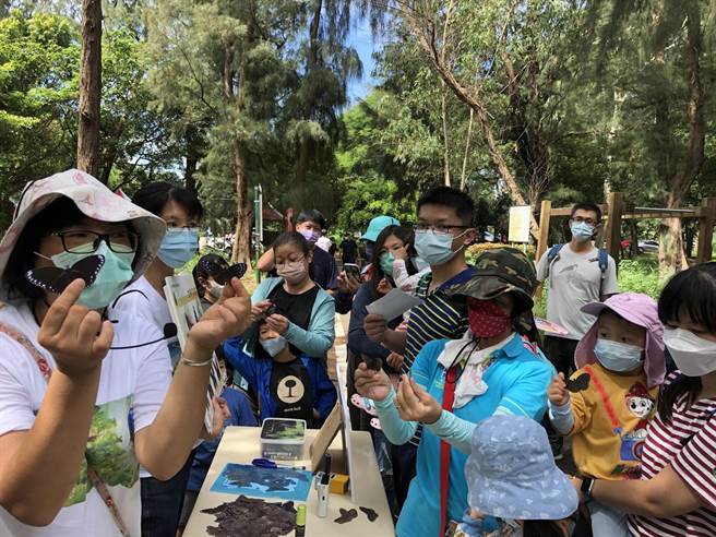 新竹林管理处安排志工近距离观察紫斑蝶特徵。（新竹林管处提供／谢明俊苗栗传真）