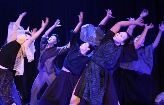 由晓剧场艺术总监锺伯渊编导作品《潮来之音》，即将前往英国爱丁堡艺穗节演出23场。（陈俊吉摄）