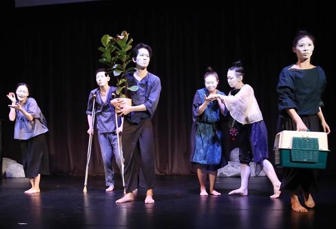 由晓剧场艺术总监锺伯渊编导作品《潮来之音》，即将前往英国爱丁堡艺穗节演出23场。（陈俊吉摄）