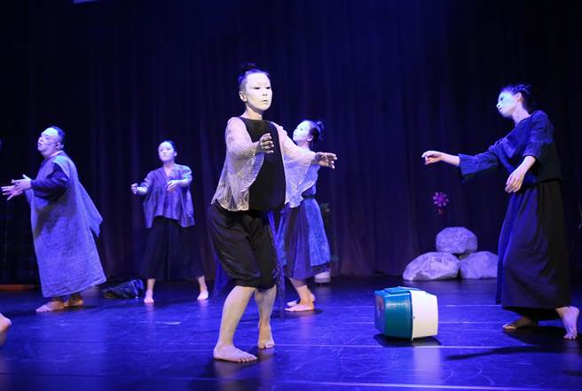 由晓剧场艺术总监锺伯渊编导作品《潮来之音》，即将前往英国爱丁堡艺穗节演出23场。（陈俊吉摄）