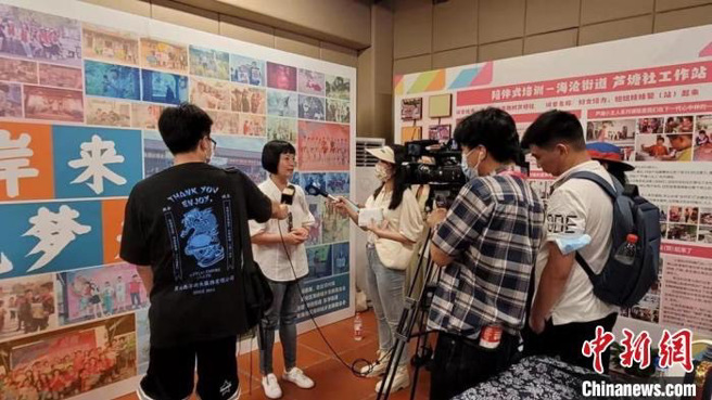 图为李佩珍正在接受记者採访。(照片引用/中新网叶艺琳 摄)