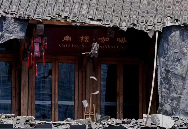 传统中式建筑中常在屋顶瓦片上使用沥青防水隔热，经不住这波酷热而出现沥青融化以致屋瓦滑落的现象。图为重庆故宫文物南迁纪念馆的部份屋瓦融化滑落。（图／微博）