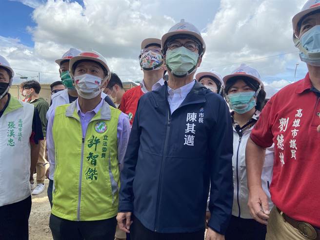 高雄市长陈其迈14日下午勘查凤山眷村旁的日照中心。（杨舒婷摄）