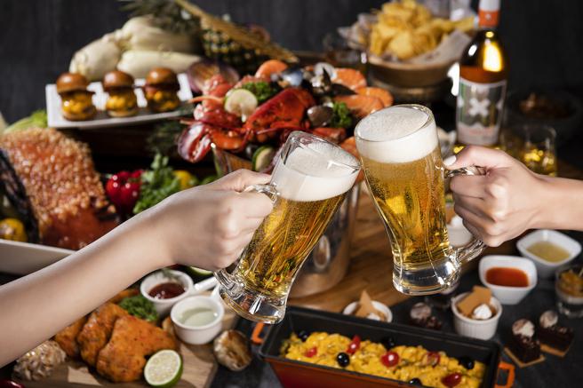 台北远东香格里拉推出的国旅补助住房专案，加码送房客1300元的馆内餐饮抵用券，可选择用于其中远东Café人气自助餐，大啖「夏日火烤季」。（台北远东香格里拉提供）