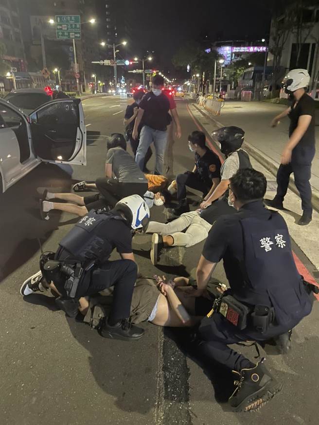 員警破窗將犯嫌壓制逮捕。（警方提供）