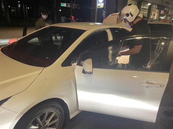 員警破窗將犯嫌逮捕。（警方提供）