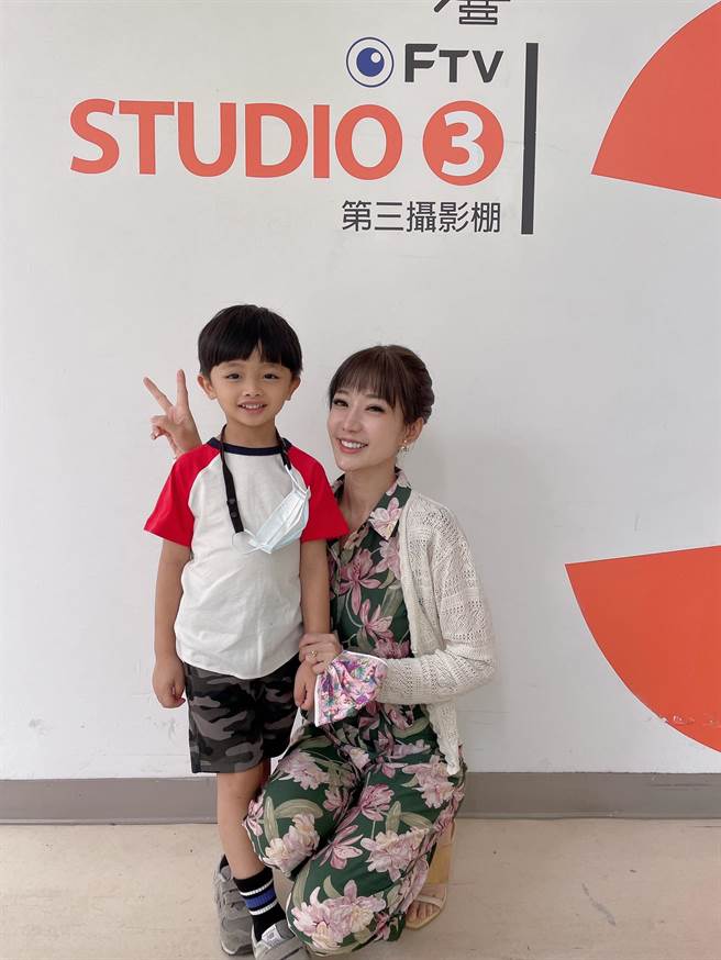 罗巧伦私下与臣臣感情好。（民视提供）