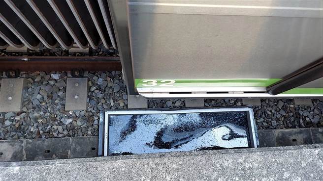 台铁排烟窗掉落在台中捷运轨道上，导致中捷今天下午採局部运转约18分钟。(中捷提供／林欣仪台中传真)