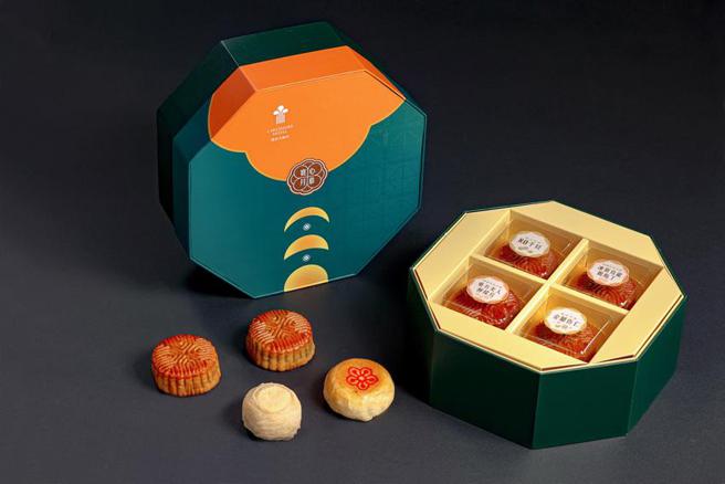 （烟波集团「赏心月慕礼盒」标榜有三大饼系八种口味，包装设计新意及传统兼具。图／烟波集团提供）