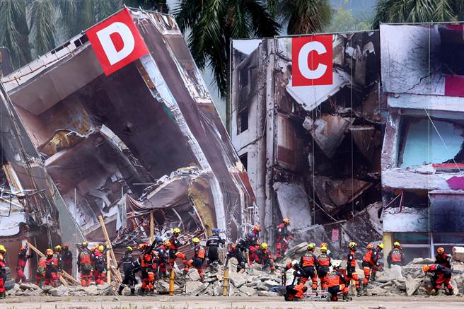 「全民防卫动员暨灾害防救（民安8号）演习」14日在新北市泰山塭仔圳重划区举行，实兵演练模拟大台北地区遭遇6级强震袭击，房屋倒塌，特搜队员在瓦砾堆中搜寻生还者。（黄世麒摄）