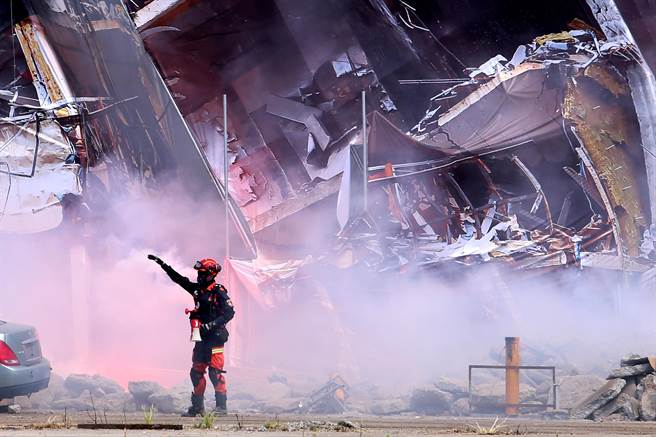 「全民防卫动员暨灾害防救（民安8号）演习」14日在新北市泰山塭仔圳重划区举行，实兵演练模拟大台北地区遭遇6级强震袭击，房屋倒塌，特搜队员准备集结救灾。（黄世麒摄）