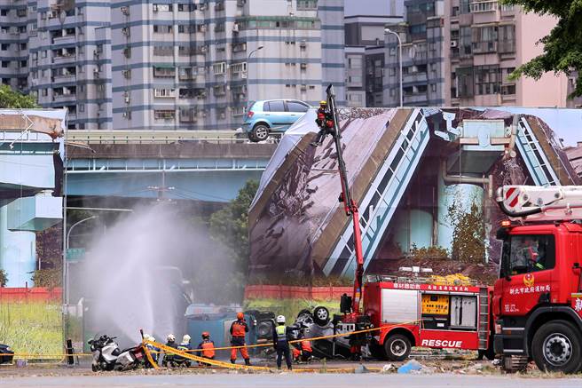「全民防卫动员暨灾害防救（民安8号）演习」14日在新北市泰山塭仔圳重划区举行，实兵演练模拟大台北地区遭遇6级强震袭击，高架道路桥梁倒塌，救难人员出动特种车辆，将受困在桥上的民眾救出至地面。（黄世麒摄）