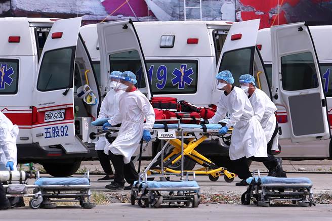 「全民防卫动员暨灾害防救（民安8号）演习」14日在新北市泰山塭仔圳重划区举行，实兵演练模拟飞机失事，救护人员推着担架快步赶往现场。（黄世麒摄）