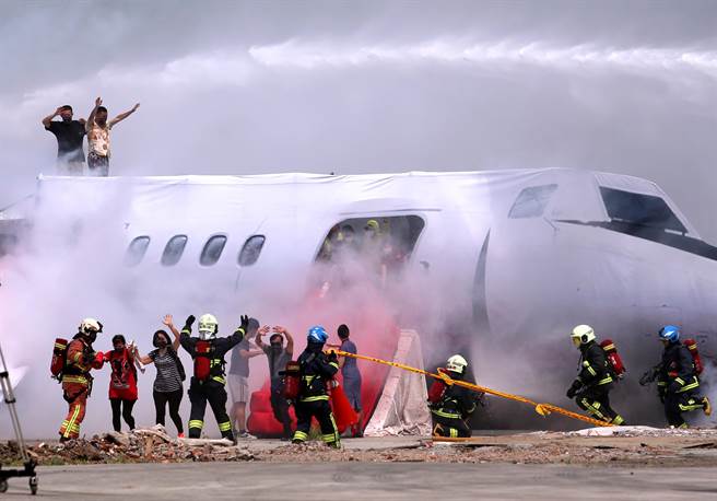 「全民防卫动员暨灾害防救（民安8号）演习」14日在新北市泰山塭仔圳重划区举行，实兵演练模拟飞机失事，消防救灾人员获报赶抵现场抢救乘客。（黄世麒摄）