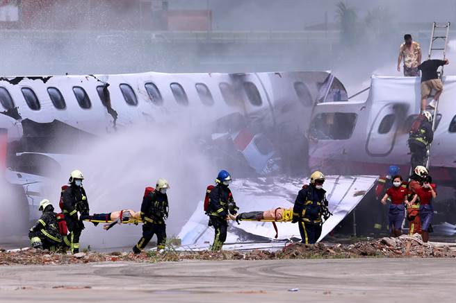 「全民防卫动员暨灾害防救（民安8号）演习」14日在新北市泰山塭仔圳重划区举行，实兵演练模拟飞机失事，消防救灾人员获报赶抵现场抢救乘客。（黄世麒摄）