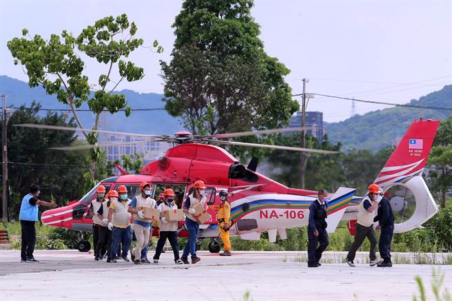 「全民防卫动员暨灾害防救（民安8号）演习」14日在新北市泰山塭仔圳重划区举行，实兵演练模拟大台北地区遭遇6级强震袭击，房屋倒塌，空勤总队出动海豚直升机（编号：NA-106）现场执行空中勘灾、救助伤患及运送物资演练。（黄世麒摄）