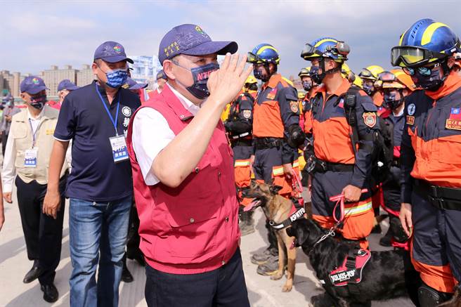 新北市长侯友宜14日视察「全民防卫动员暨灾害防救（民安8号）演习」。（黄世麒摄）