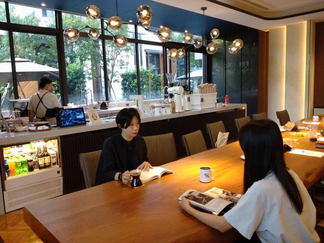 （台中「锐宇GTI」社区1楼Kru Coffee举办「喝进％职人咖啡的文化，在书海之间」，住户下楼就能品嚐「％ARABICA」咖啡。图／曾丽芳）