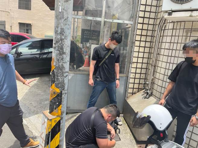 杨梅警分局接获民眾举报诈骗集团，警民联手将计就计，顺利抓到林姓车手（右一）。（翻摄画面／蔡明亘桃园传真）