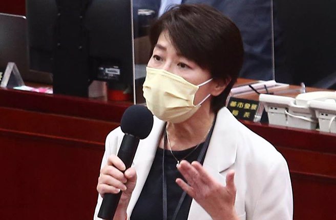 台北市副市長黃珊珊14日赴議會備詢時表示，任何人治理台北市，首先要將市民放在第一位；但指揮中心對於「萬華破口」、「全台陪台北市坐牢」等言論，陳時中沒有為台北市講半句話，「這件事要向市民交代。」黃珊珊也認為，台北市很大，自己當了20年議員、至今也仍在學習；要花時間心力把市民放在第一位。（鄧博仁攝）